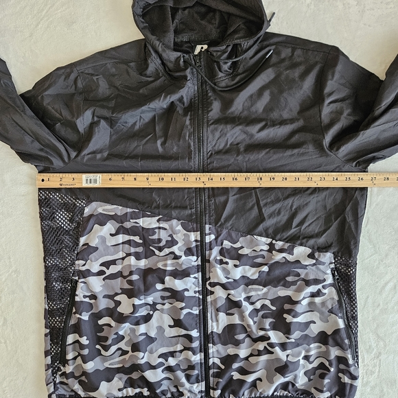 Russell Men’s Windbreaker size Extra Large XL Black Gray Camoflauge Camo - Picture 3 of 4